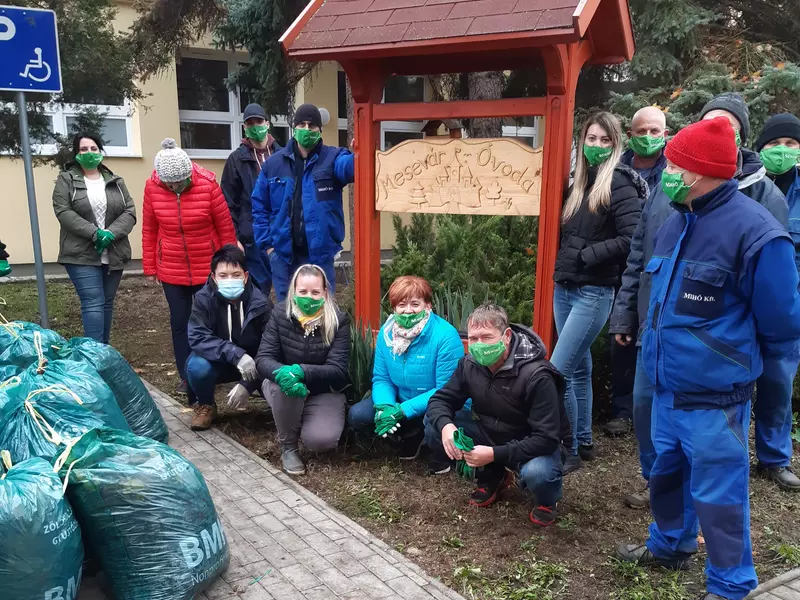 A MIHŐ 2020. november 10-én összegyűjtötte a közvetlen szomszédságban lévő Mesevár Óvoda udvarán lévő faleveleket. Az esemény fontos szempontja volt a koronavírus járvány miatti óvintézkedések betartása, ezért a MIHŐ dolgozói nem találkoztak sem a gyermekekkel, sem az óvodai dolgozókkal, a videófelvételeket és a fotókat is saját maguknak készítették. 